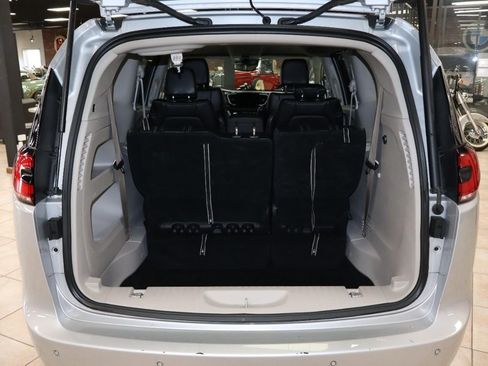 Used 2024 Chrysler Pacifica Touring-L FWD image 5