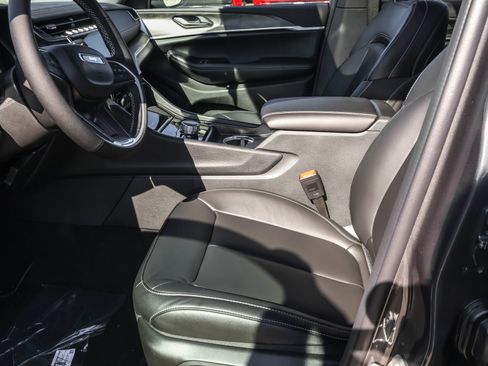 New 2025 Jeep Grand Cherokee Limited w/ Black Appearance Package image 5