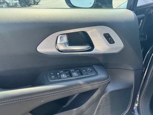 Used 2025 Chrysler Pacifica Limited FWD image 3