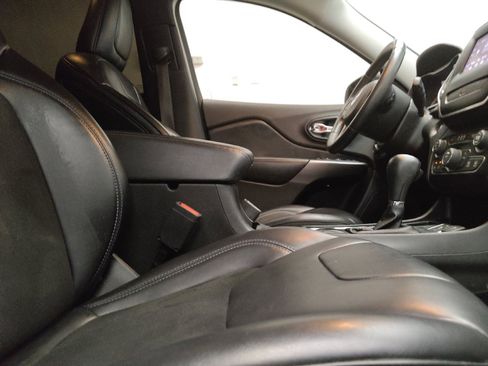 Used 2019 Jeep Cherokee Latitude Plus FWD image 21