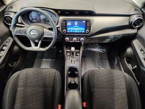 Used 2023 Nissan Kicks SV image 3