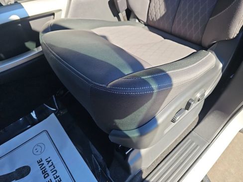 Used 2024 Nissan Titan SV w/ SV Convenience Package image 30