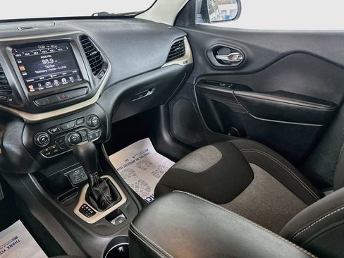 Used 2014 Jeep Cherokee Latitude w/ Cold Weather Group FWD image 21