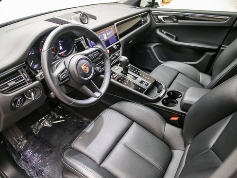 Certified 2025 Porsche Macan Turbo AWD/4WD image 4