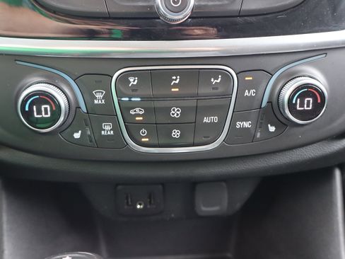 Used 2019 Chevrolet Traverse LT image 21