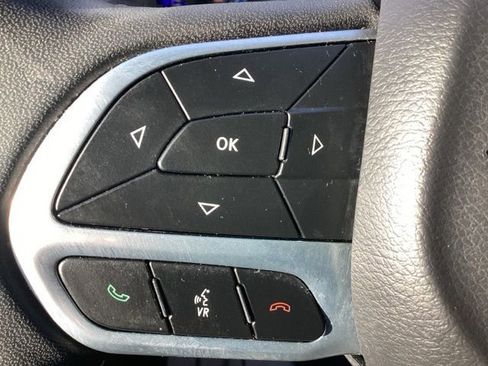 Used 2023 Chrysler Pacifica Touring-L image 24