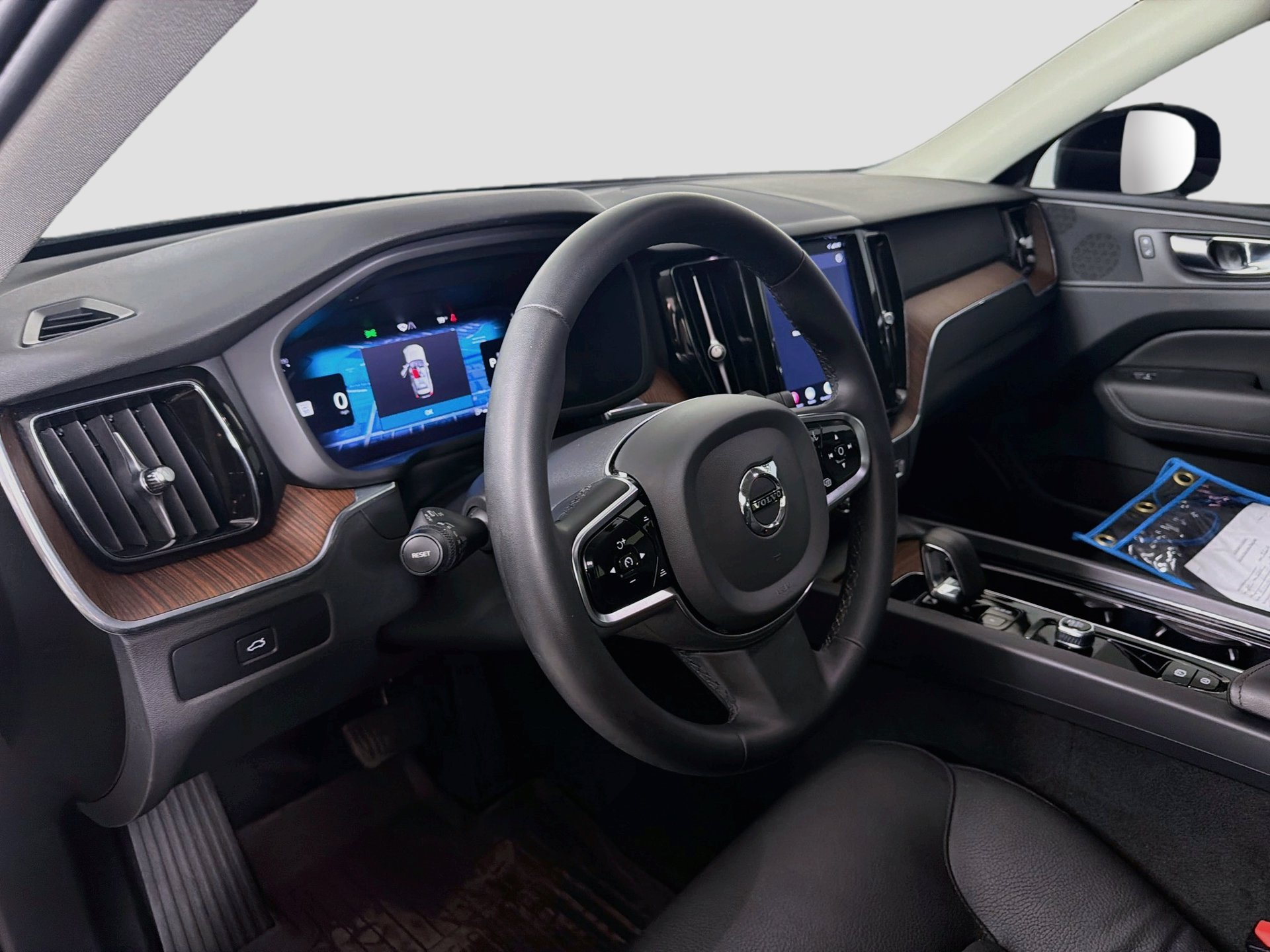 Used 2024 Volvo XC60 B5 Plus w/ Protection Package Premier AWD/4WD image 9