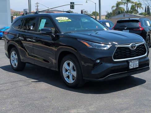 Used 2023 Toyota Highlander LE FWD image 3