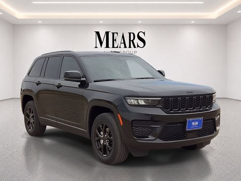 Used 2025 Jeep Grand Cherokee Altitude AWD/4WD image 7