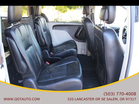 Used 2016 Chrysler Town & Country Touring w/ Driver Convenience Group image 19