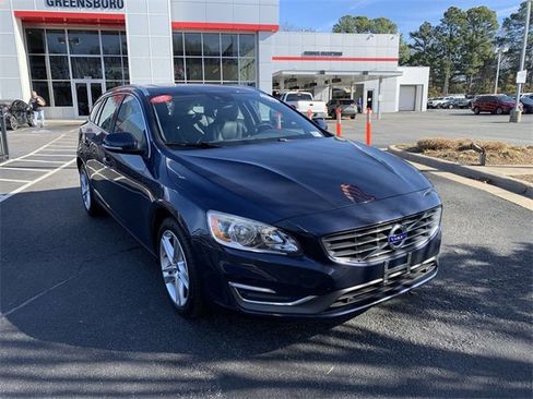 Used 2015 Volvo V60 T5 Premier w/ Convenience Package image 2