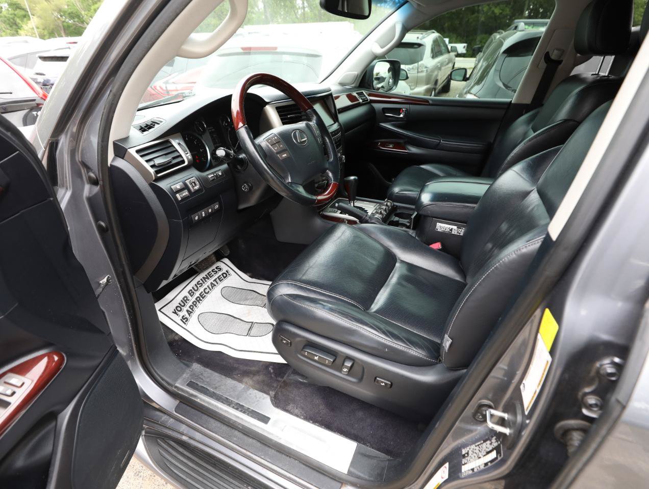 Used 2013 Lexus LX 570 4WD w/ Luxury Pkg image 19