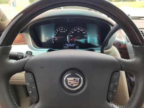 Used 2010 Cadillac DTS Luxury FWD image 21