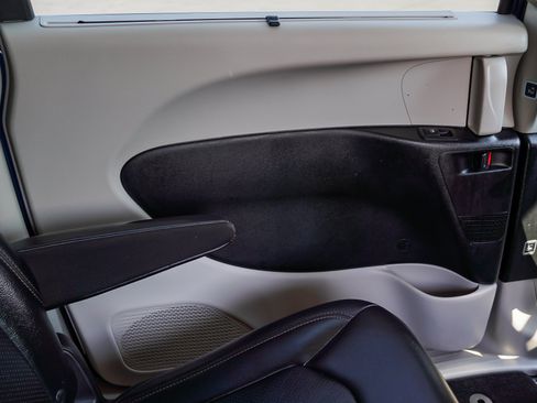 Used 2018 Chrysler Pacifica Touring-L FWD image 28