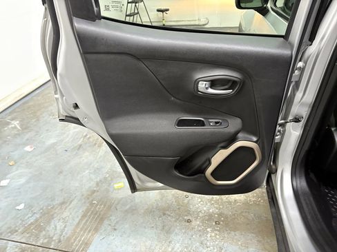 Used 2017 Jeep Renegade Latitude image 11