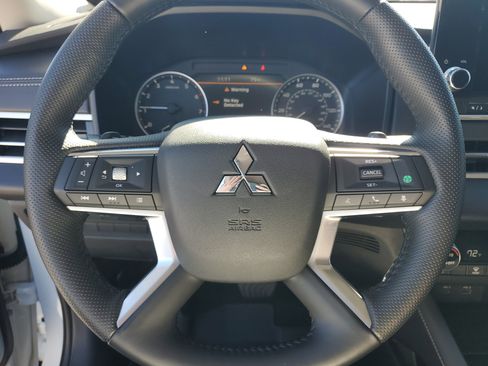 Used 2024 Mitsubishi Outlander AWD image 22