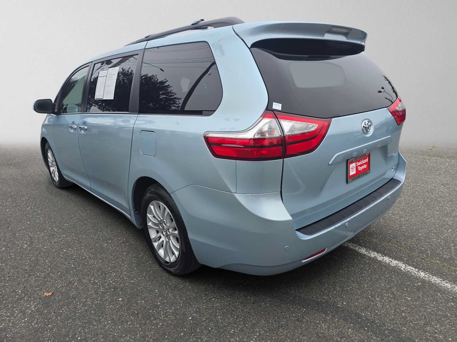 Used 2016 Toyota Sienna XLE w/ XLE Navigation Package FWD image 5