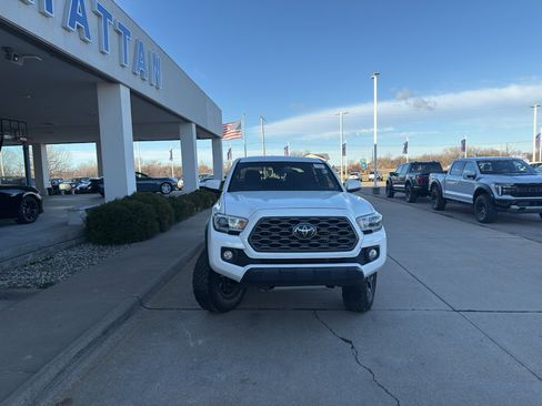 Used 2022 Toyota Tacoma TRD Off-Road image 3