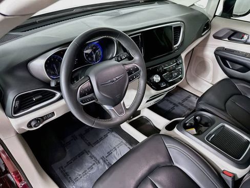 Used 2023 Chrysler Pacifica Touring-L FWD image 2