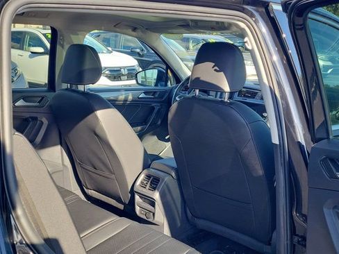 Used 2023 Volkswagen Tiguan SE w/ Panoramic Sunroof Package FWD image 10