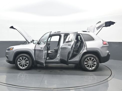 Used 2019 Jeep Cherokee Latitude Plus w/ Cold Weather Group AWD/4WD image 37