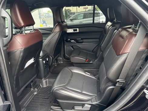 Used 2023 Ford Explorer Platinum w/ Premium Technology Package AWD/4WD image 16
