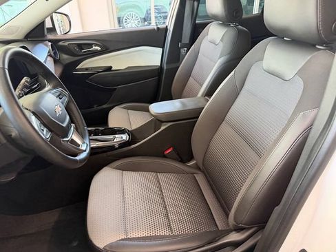 Used 2024 Chevrolet Trax LT w/ LT Convenience Package FWD image 9