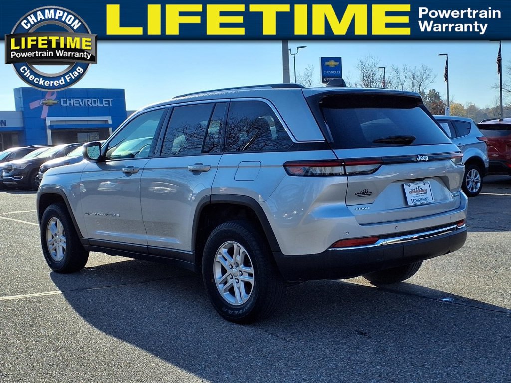 Used 2024 Jeep Grand Cherokee Laredo AWD/4WD image 7