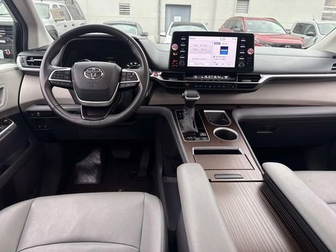 Used 2024 Toyota Sienna XLE image 17