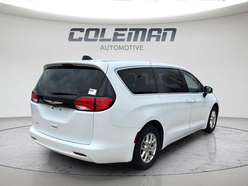 Used 2022 Chrysler Voyager LX FWD image 3