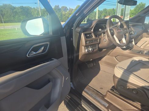 Used 2024 GMC Yukon SLT w/ SLT Luxury Package AWD/4WD image 6