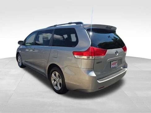 Used 2012 Toyota Sienna LE w/ Towing Pkg FWD image 3