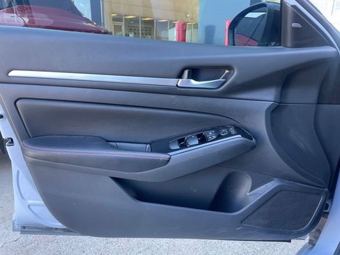 Used 2025 Nissan Altima 2.5 SR FWD image 9