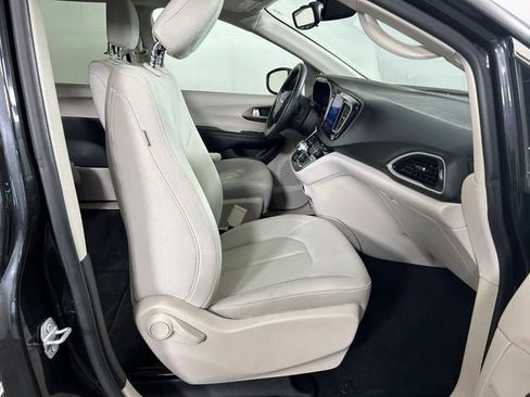 Used 2017 Chrysler Pacifica Touring FWD image 28