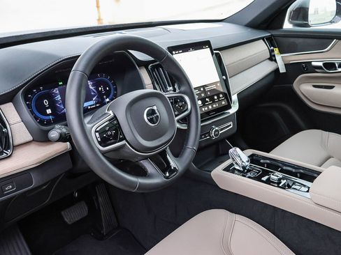 New 2025 Volvo XC90 B6 Core w/ Climate Package image 27