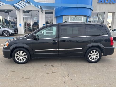 Used 2016 Chrysler Town & Country Touring image 6