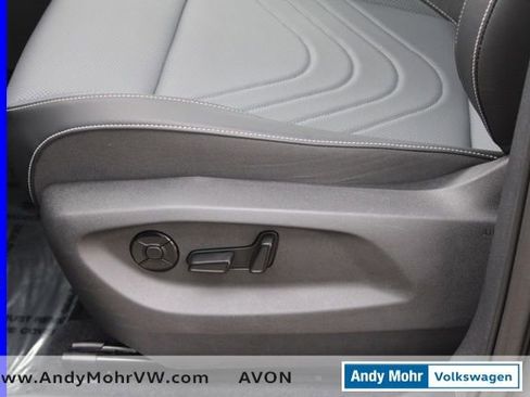 Used 2025 Volkswagen Tiguan SE AWD/4WD image 17