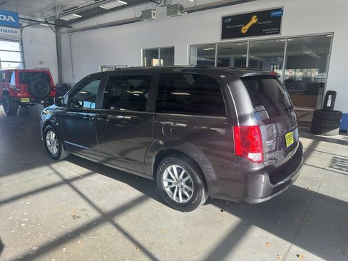 Used 2019 Dodge Grand Caravan SXT image 3