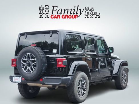 Used 2025 Jeep Wrangler Unlimited Sahara AWD/4WD image 4