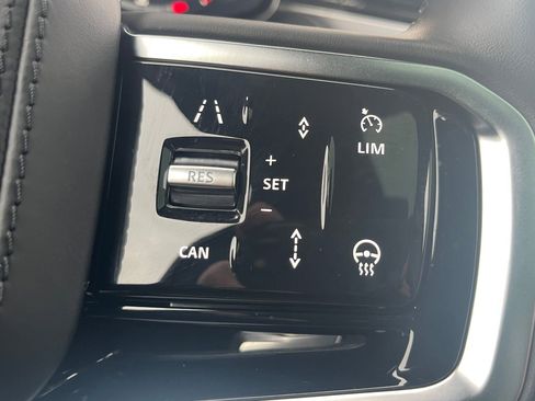 Used 2025 Land Rover Range Rover Sport SE image 18