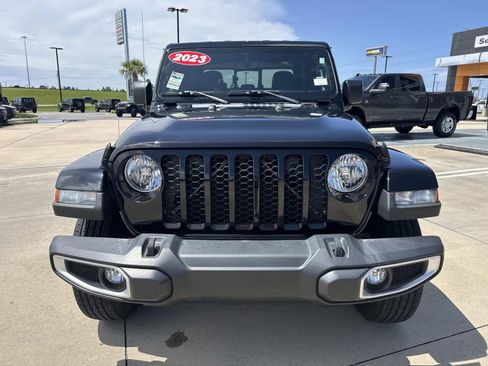 Used 2023 Jeep Gladiator Sport AWD/4WD image 2