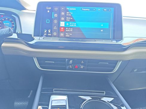 Used 2024 Volkswagen Atlas Cross Sport SE w/ Panoramic Sunroof Package image 18