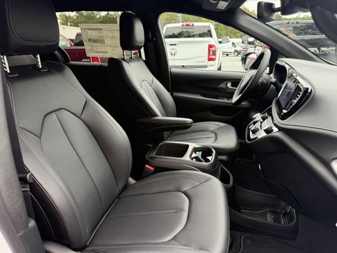 New 2026 Chrysler Pacifica Select image 12