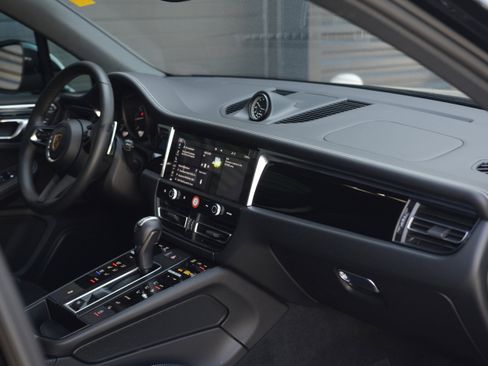 Certified 2026 Porsche Macan AWD/4WD image 28