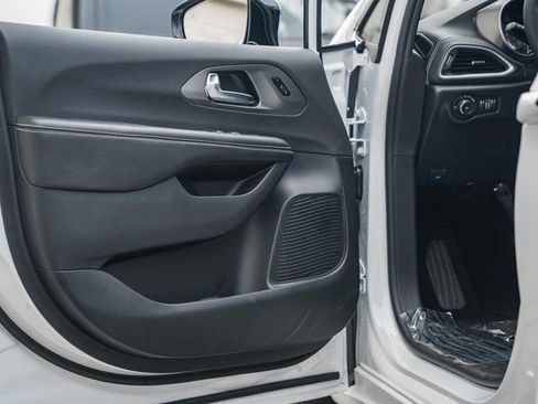 New 2026 Chrysler Pacifica Select image 48