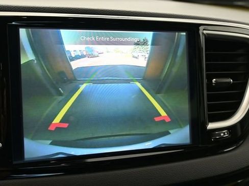 Used 2024 Chrysler Pacifica Touring-L FWD image 29