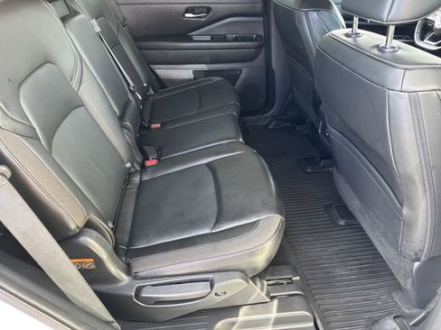 Used 2024 Nissan Pathfinder SL w/ Black Appearance Package image 23