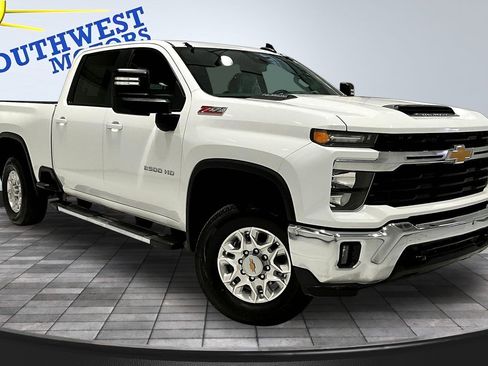 Used 2025 Chevrolet Silverado 2500 LT AWD/4WD image 3