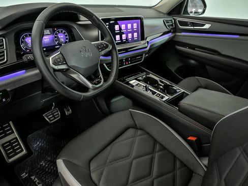 Certified 2025 Volkswagen Atlas Peak Edition SE AWD/4WD image 7