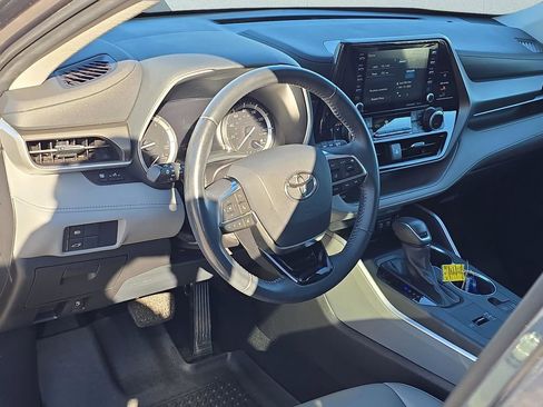 Used 2021 Toyota Highlander XLE image 14